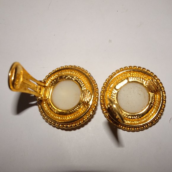 KJL Kenneth Jay Lane Round Button Clip Earrings - Picture 4 of 6